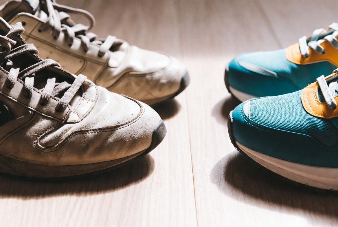 Du betrachtest gerade Alte Schuhe ewig behalten? Wann du sie wegwerfen musst!