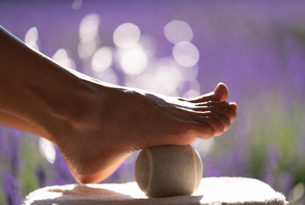 Fußübung mit Ball gegen müde Füße vom Job – einfacher Wellness-Hack zu Hause