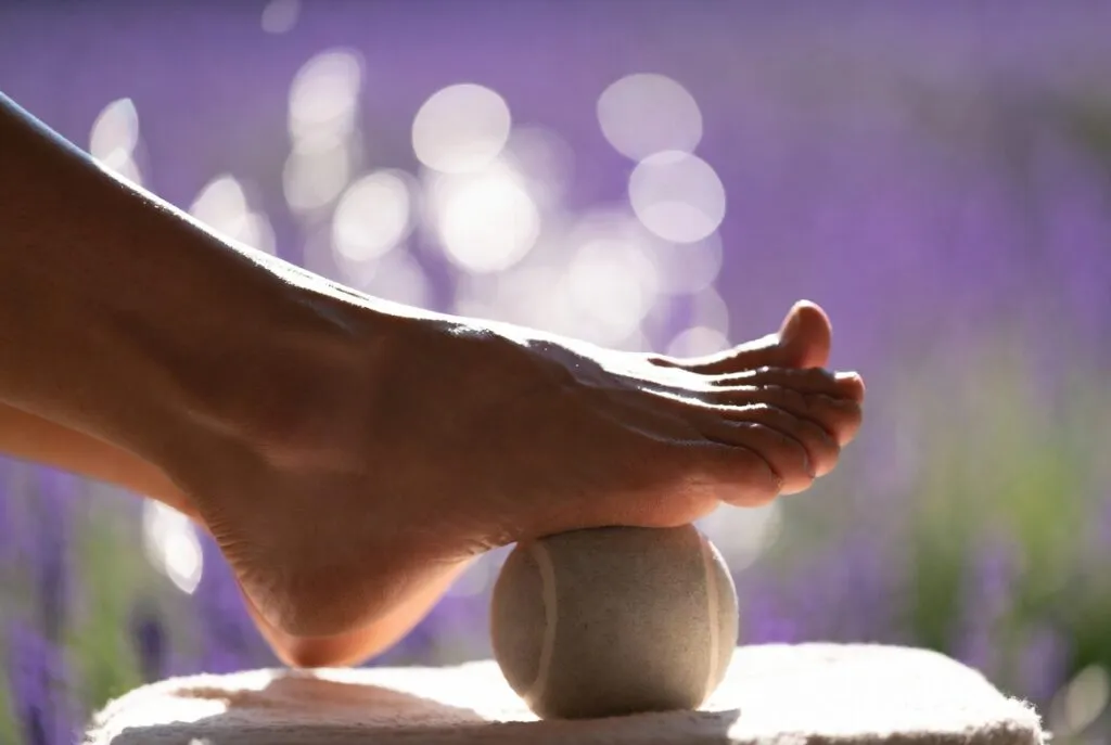 Fußübung mit Ball gegen müde Füße vom Job – einfacher Wellness-Hack zu Hause