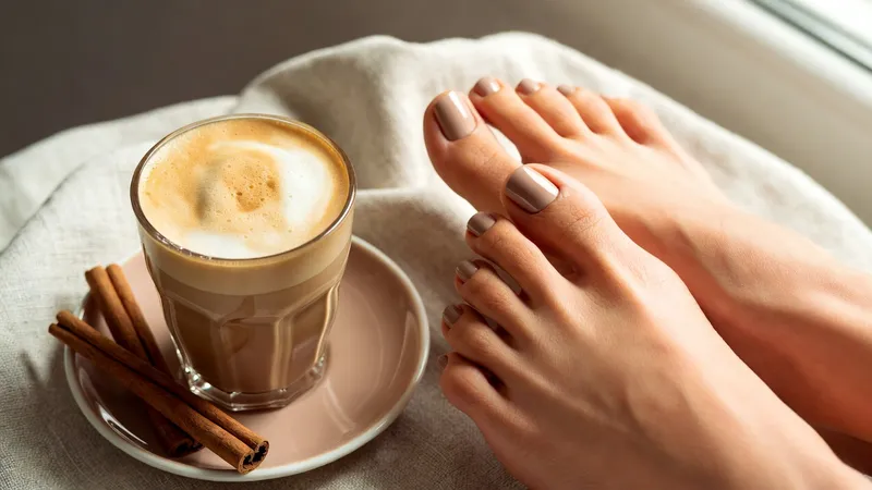 Pediküre in Soft Brown, einem cremigen Milchkaffee-Ton, für den Herbst